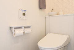 消臭効果や調湿機能をもったタイルを採用したトイレ。