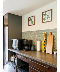 キッチンの壁には、アートや雑貨を飾って愉しむスペースを新設
