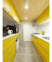 キッチンは鮮やかなイエローカラーを用いて、華やかさをプラス