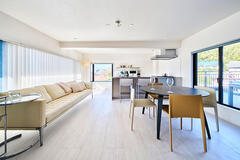 お気に入りの家具がなじむダイニング・キッチン。やわらかな光が差し込む、心地よい場所