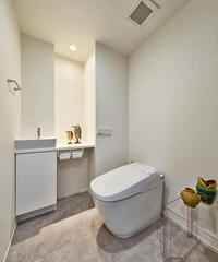 洗面室の横に配置したトイレ。水まわりをまとめ、動きやすさに配慮