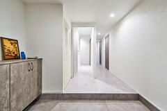 ゆとりを持たせた玄関。外から室内へ、気持ちよく切り替わるアプローチ