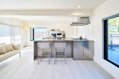 ステンレスの質感が際立つキッチン。静かに佇む、インテリアの一部