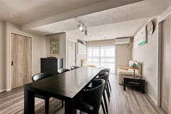 壁位置を見直し、広がりが生まれたLDK。家族が自然と集まりたくなる心地よい空間