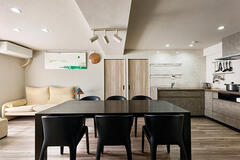 グレージュのトーンに包まれたLDK。家具やアートが穏やかになじむ