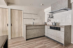 I型からL字型へ変更したゆとりあるキッチン。天板の色にもこだわった