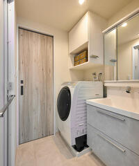 段差をなくし、安心感のあるバリアフリーの洗面室