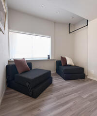 窓際に造作のカウンターデスクを設け、明るく快適な作業スペースに