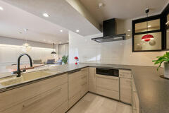 作業動線に配慮したコの字型キッチン。包まれるような配置で、料理に集中できる