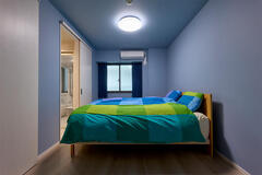 ご主人好みのブルーが映える、WICとつながる主寝室