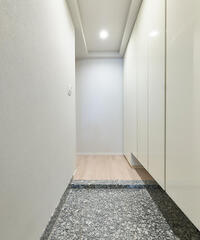 収納力を備え、明るく清潔感のある玄関