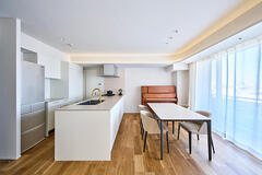 壁に囲まれていたキッチンを、開放的な対面キッチンへ。LDK全体を見渡せるレイアウトに