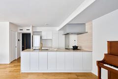 素材や納まりまで丁寧に整えたキッチン。さりげなく効かせたゴールドの水栓がアクセント