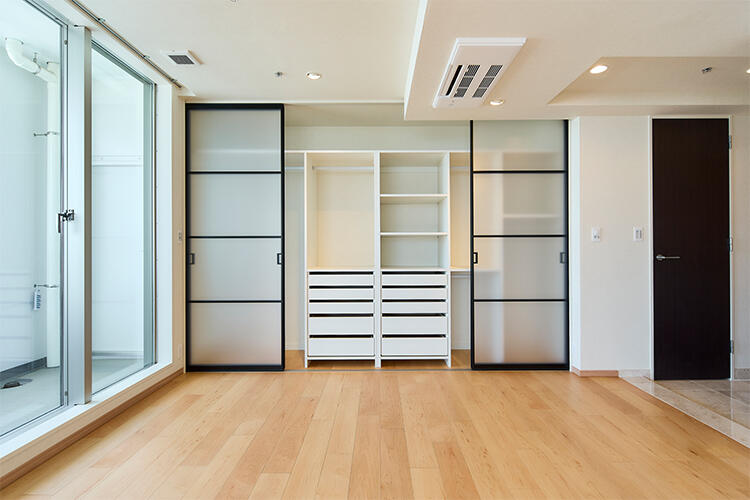 壁全面に設けた収納は、半透明の扉で空間を軽やかに演出