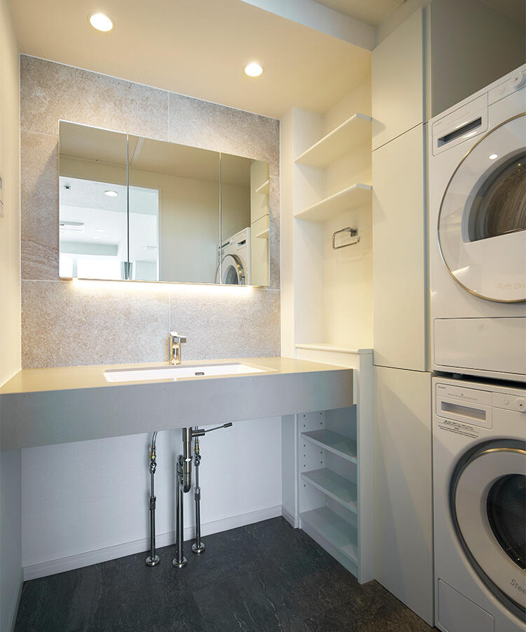 ホテルライクな洗面室。ミラー下の照明で洗練された雰囲気に