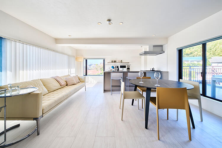 お気に入りの家具がなじむダイニング・キッチン。やわらかな光が差し込む、心地よい場所