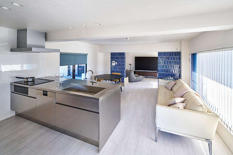 キッチンからリビングまで視線が抜けるLDK。空間全体の広がりを感じられる