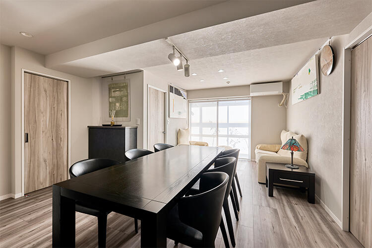 壁位置を見直し、広がりが生まれたLDK。家族が自然と集まりたくなる心地よい空間