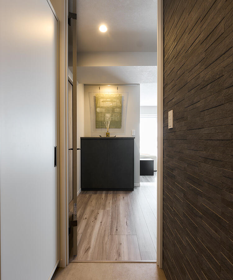 玄関は廊下をなくし、空間を広く確保。壁面でほどよくメリハリをつけた