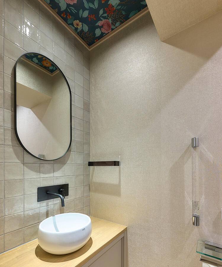 トイレは天井の花柄クロスをアクセントに。素材の組み合わせが印象的