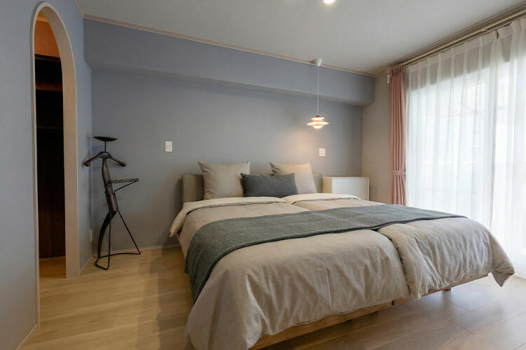 グレイッシュな壁が落ち着きを演出する寝室。※寝具類はCG