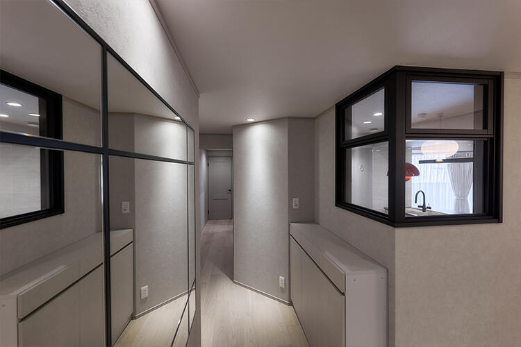 室内窓を設け、LDKの気配が伝わる廊下。住まいに広がりをもたらす効果も