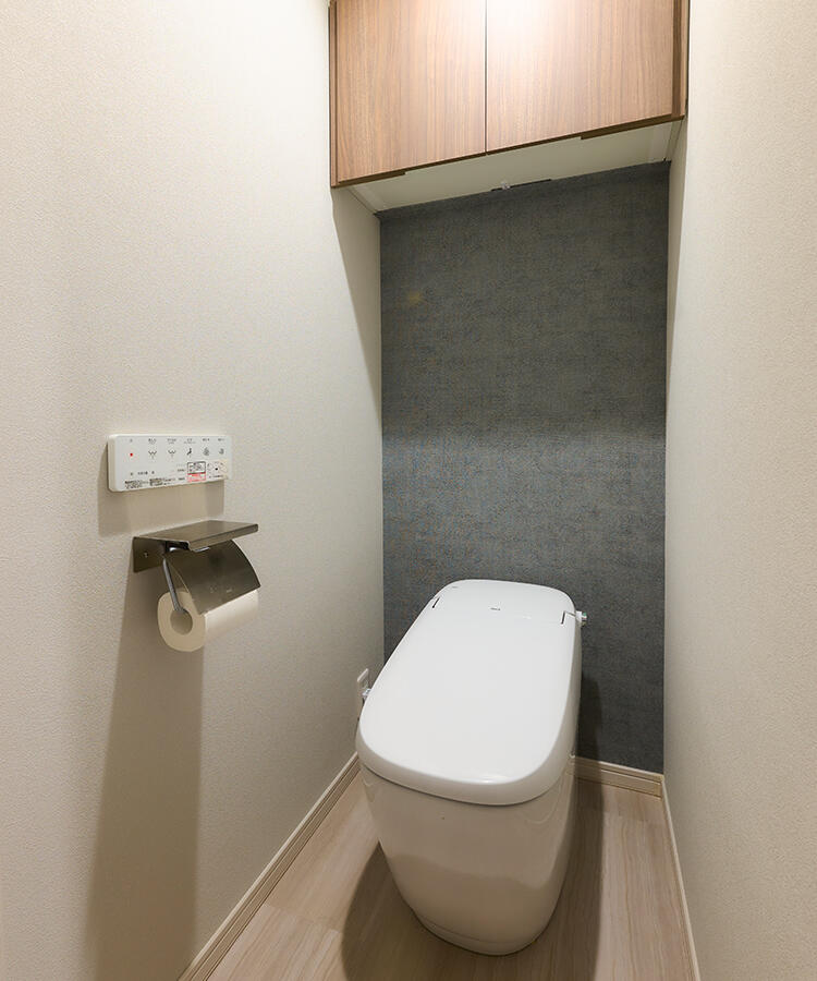 上部収納付きで、空間をすっきり保てるトイレ