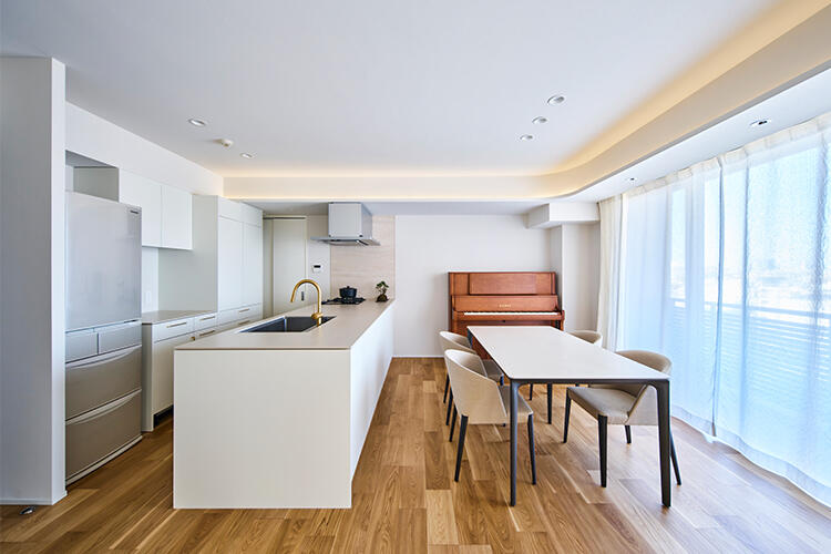 壁に囲まれていたキッチンを、開放的な対面キッチンへ。LDK全体を見渡せるレイアウトに