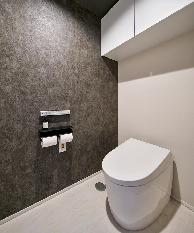 洗面室とトーンを揃え、統一感のあるトイレ